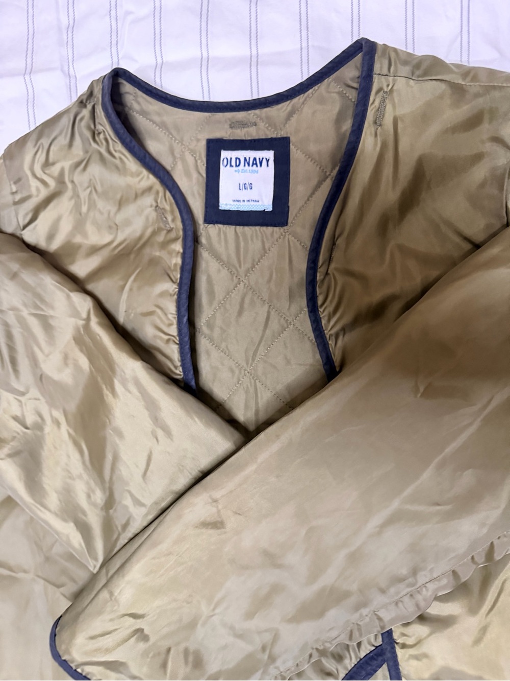 Old Navy Lightweight Quilted Jacket in Khaki with Navy Trim